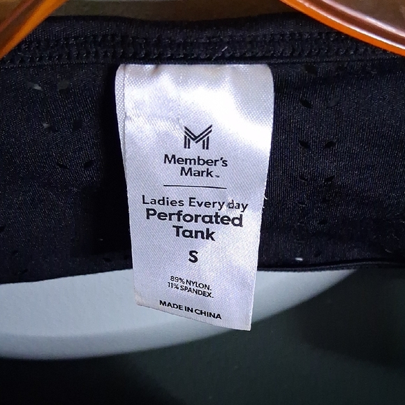 Elegant Black Sleeveless Tank Top - Picture 2 of 10